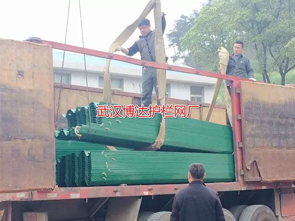 天河機場(chǎng)公路護欄板送貨