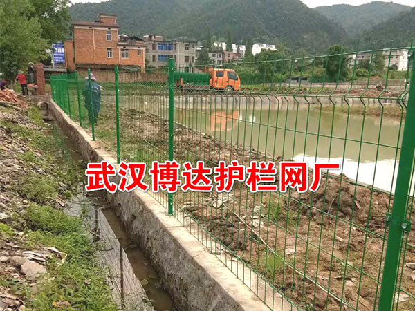 江西井岡市池塘安全矮式隔離欄安裝現場(chǎng)